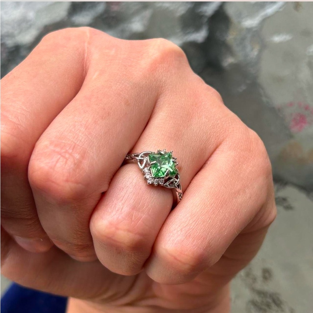 💍GORGEOUS GREEN DIAMOND RING! - Picture 4 of 5